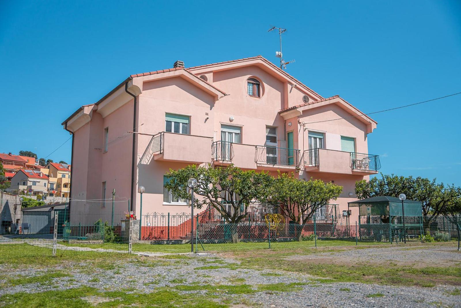 Casa Vacanze Ferrando Apartamento Pietra Ligure Exterior foto